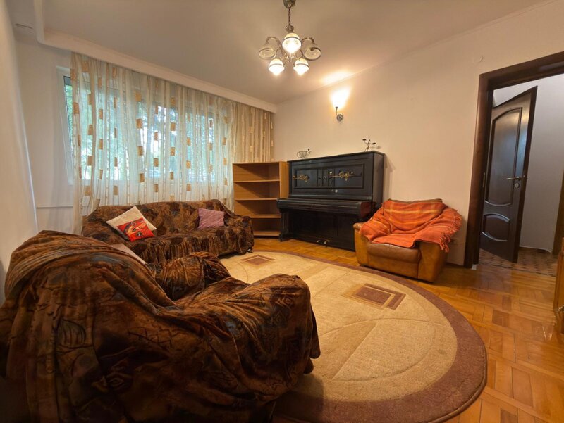 Basarabia, de inchiriat 3 camere parter, plan secund.