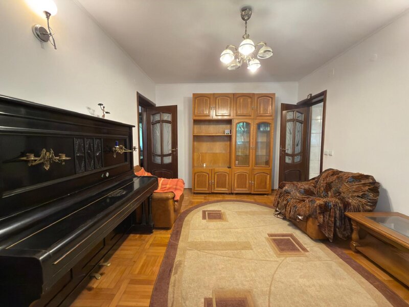 Basarabia, de inchiriat 3 camere parter, plan secund.