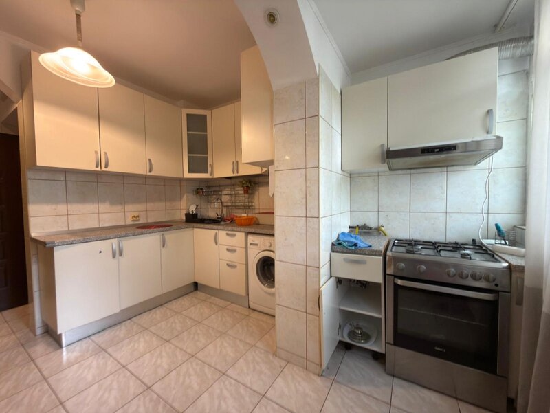 Basarabia, de inchiriat 3 camere parter, plan secund.