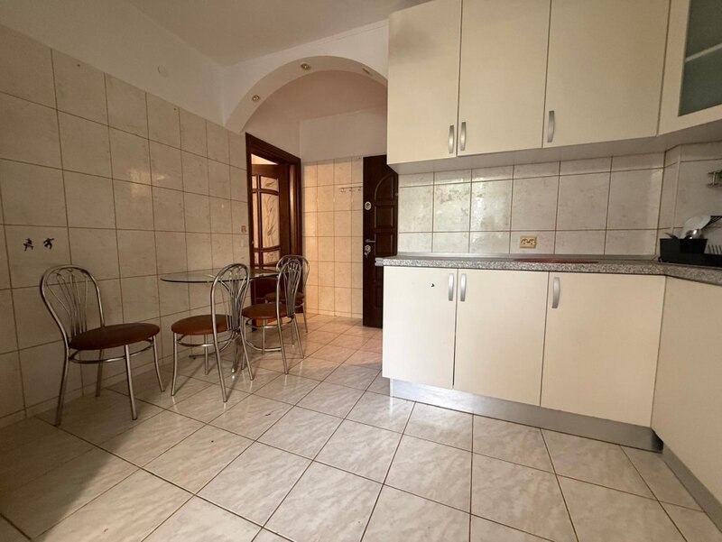 Basarabia, de inchiriat 3 camere parter, plan secund.