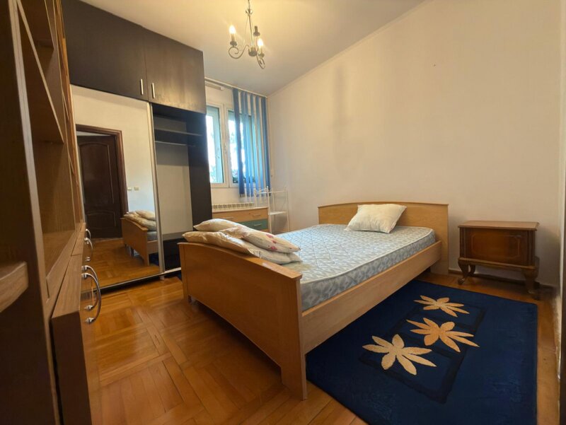 Basarabia, de inchiriat 3 camere parter, plan secund.