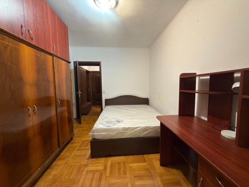 Basarabia, de inchiriat 3 camere parter, plan secund.