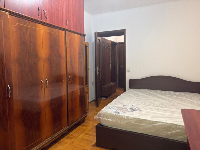 Basarabia, de inchiriat 3 camere parter, plan secund.
